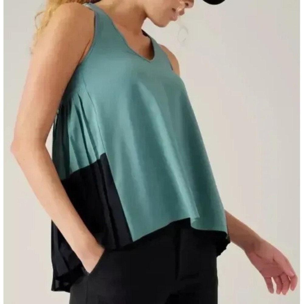 Athleta NWT Swing Forward Pleated Tank - Size L - MSRP $109